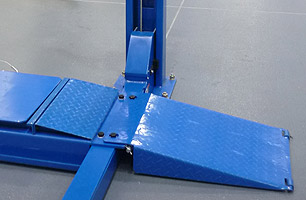 Drive on ramp of 4 Post hoist for auto workshops