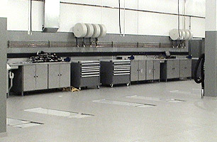 Vehicle workshop fitted out with lubrciation reels shared by 2 service bays