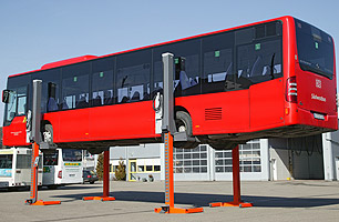 Wireless mobile column lift EHB1005 in raised position