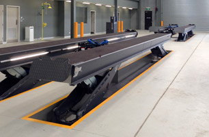 Finkbeiner HDS Semi Scissor Lift in halfway position