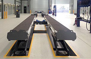 Finkbeiner HDS Semi Scissor Lift in halfway position