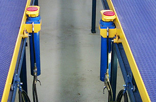 Suspended workshop pit with heavy vehicle pit jacking system installed